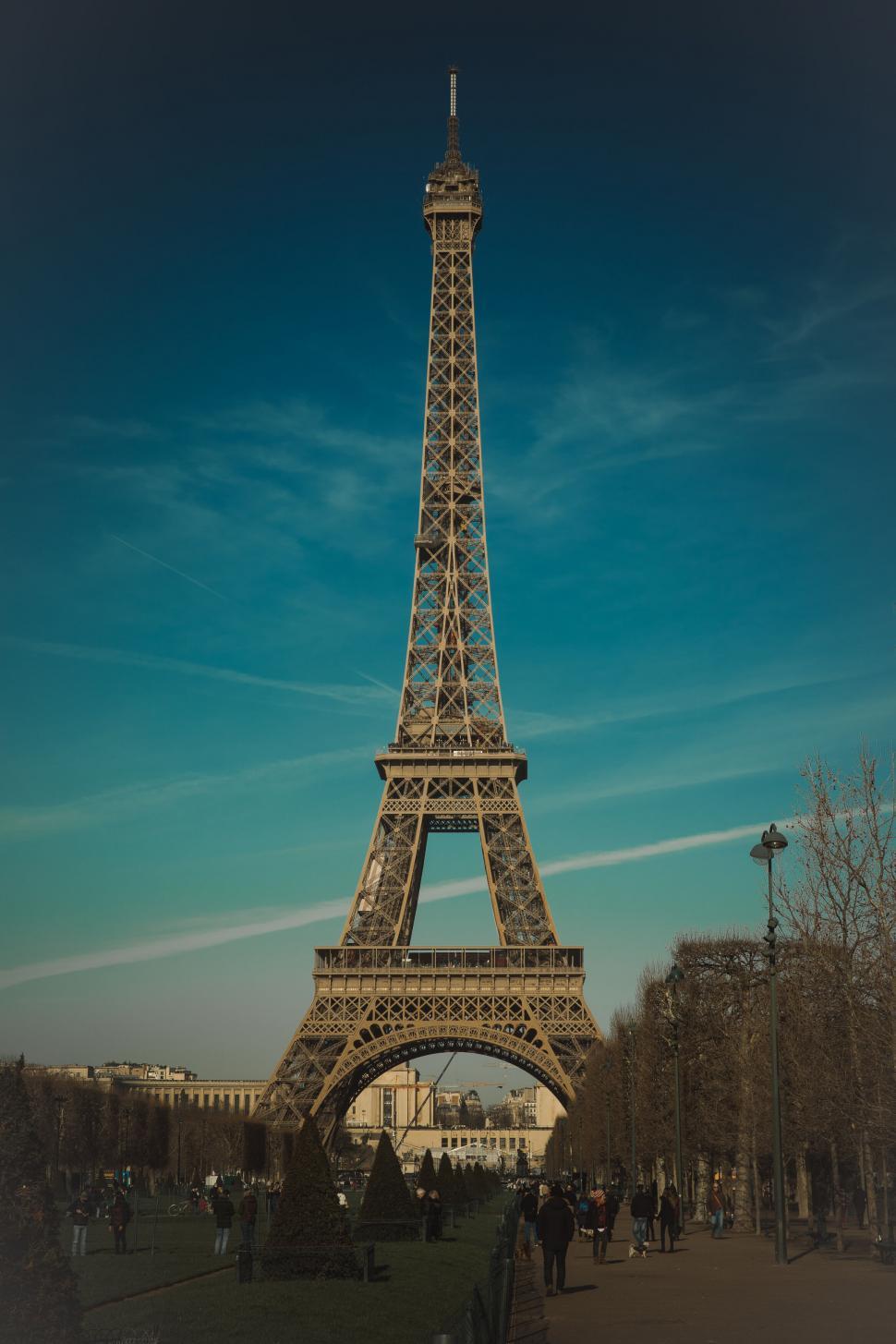 Free Image of Eiffel Tower dominating Paris skyline 