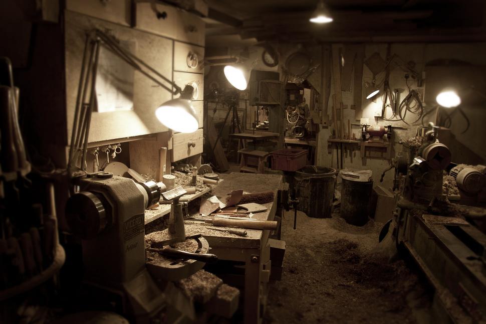 Free Image of Cozy vintage woodworking workshop 