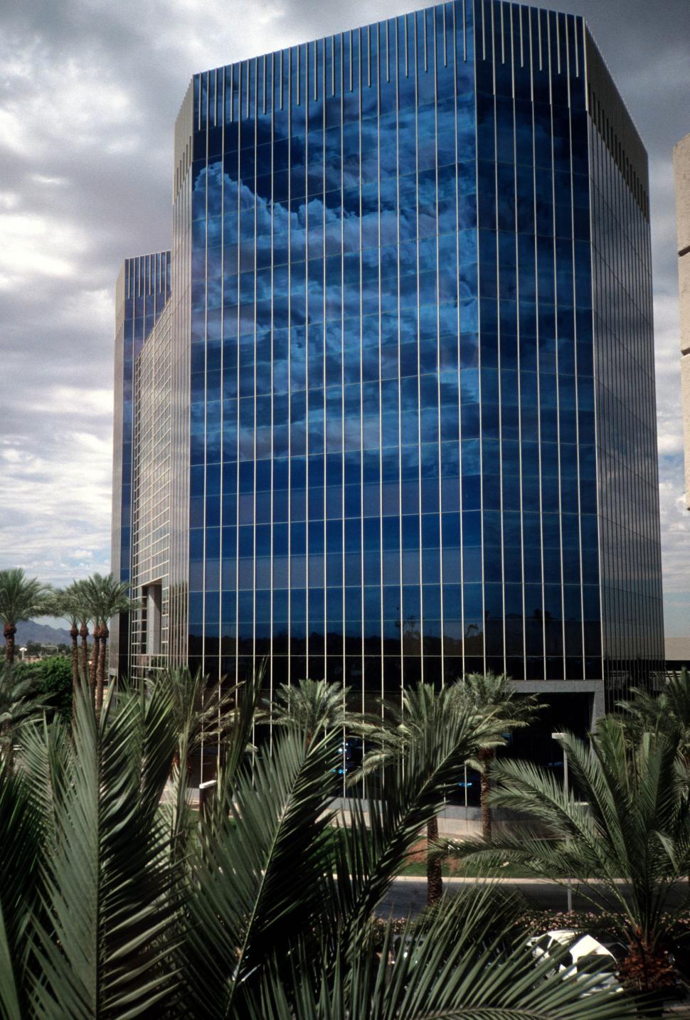 Free Image of Reflective building 