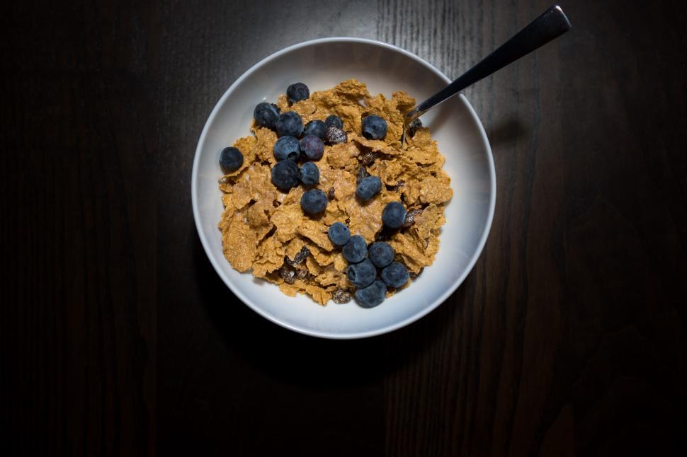 Free Image of Bowl of cereal with blueberries on wood 