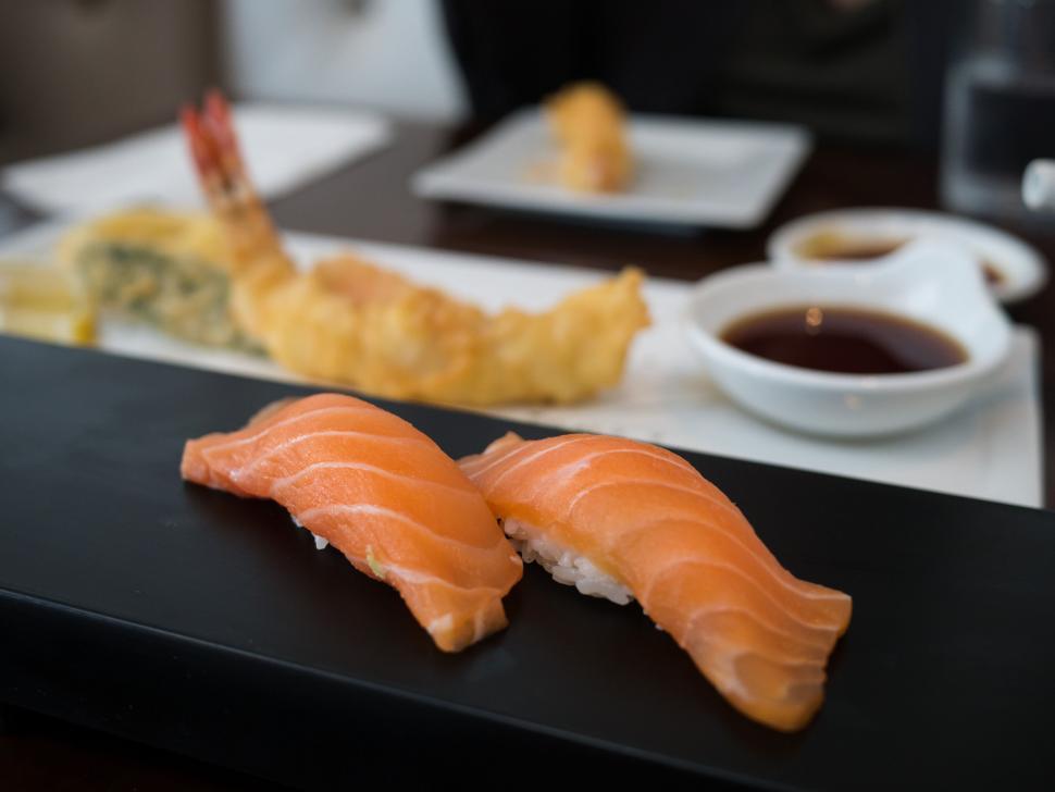 Free Image of Sushi presentation with tempura and sauce 