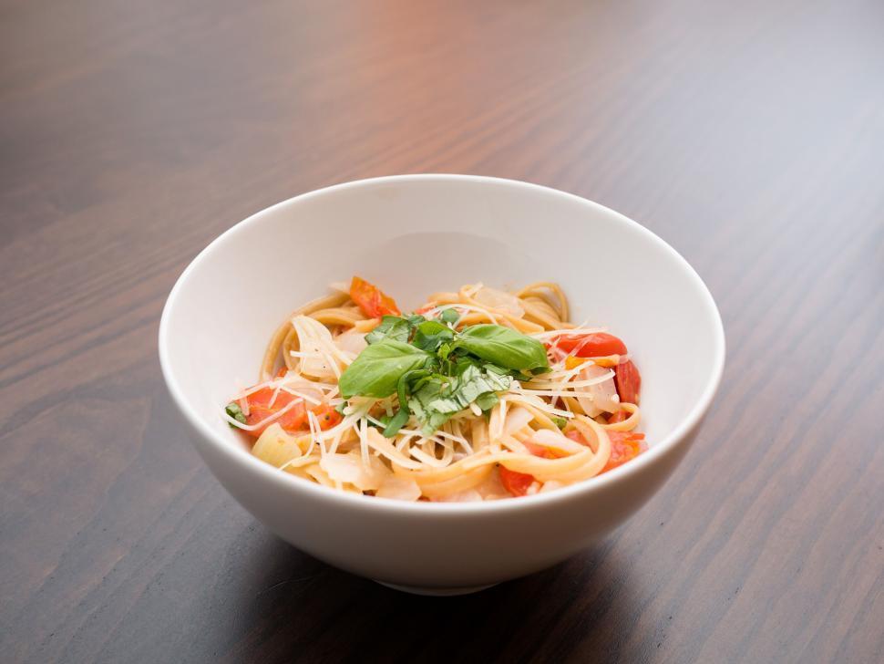 Free Image of Bowl of pasta with tomatoes and basil 