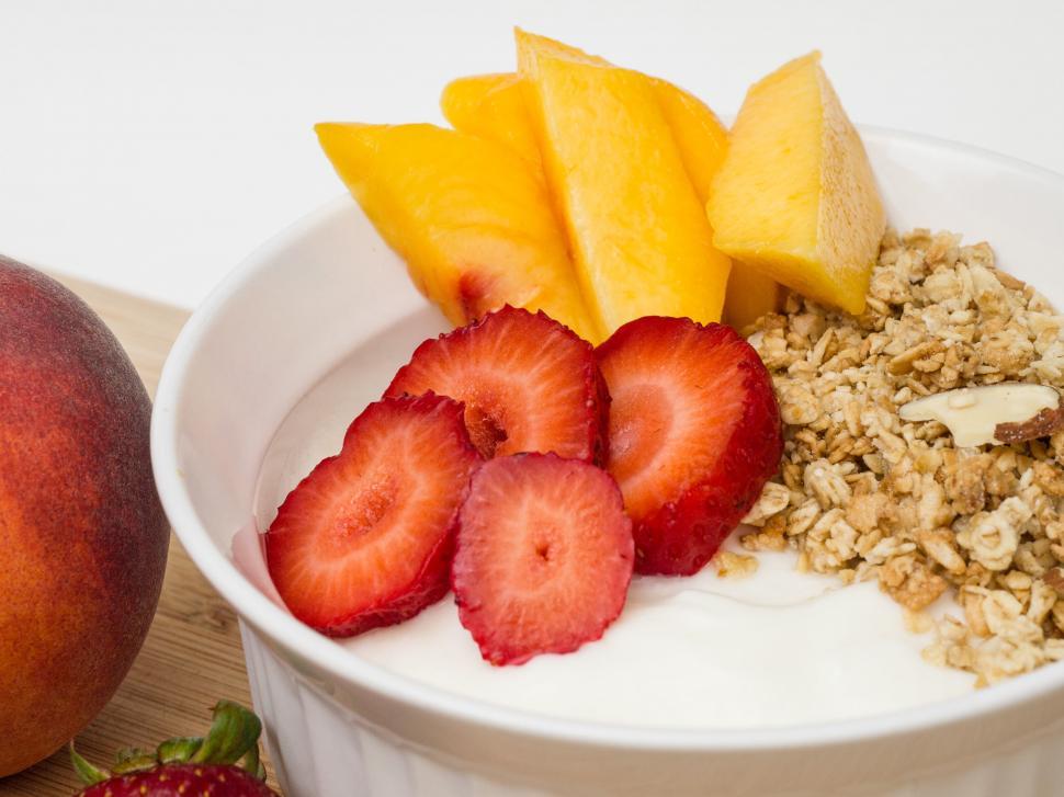 Free Image of Yogurt bowl with fruits and granola 