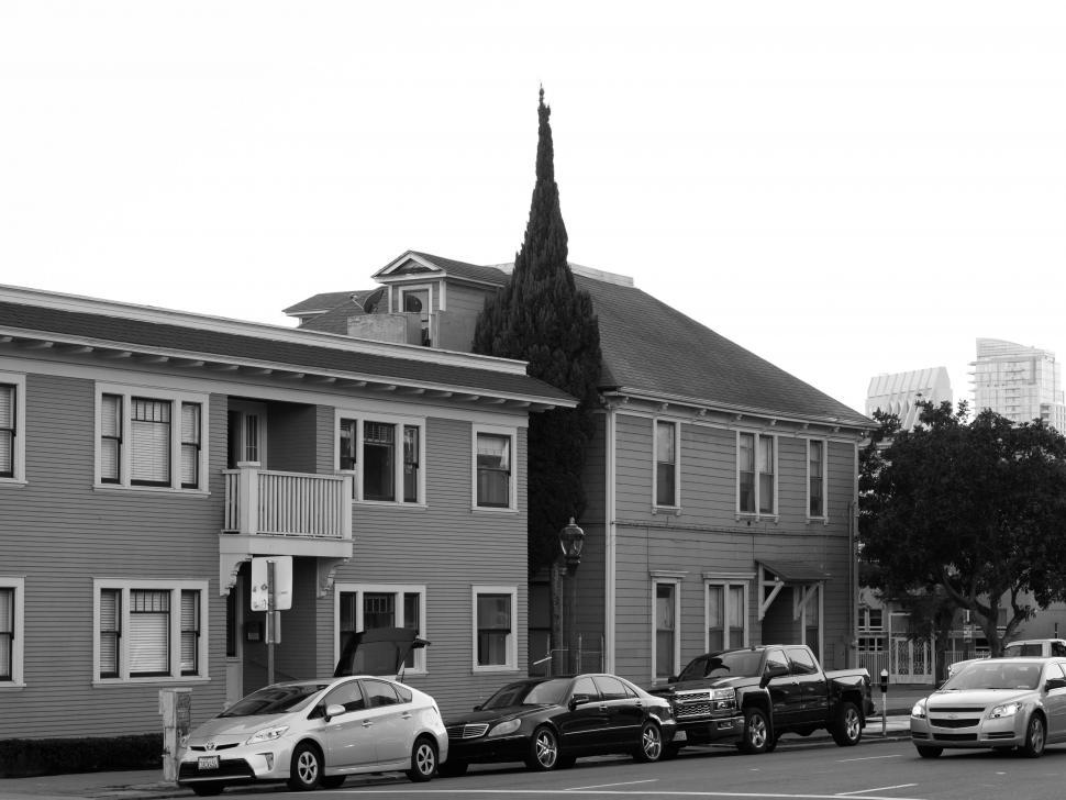 Free Image of Black and white city street scene 