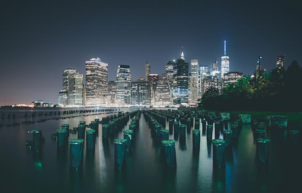 Free Image of Serene city skyline from waterfront 