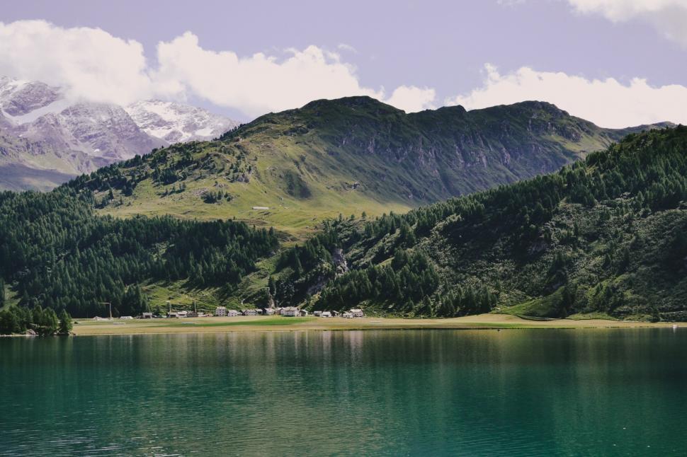 Free Image of Alpine lake with picturesque mountains 