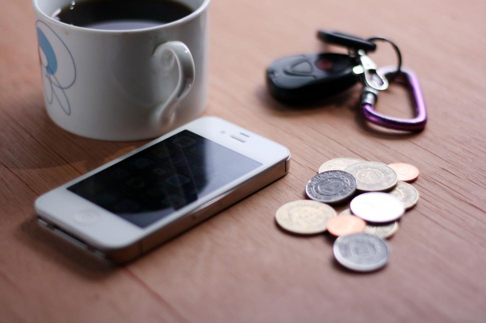 Free Image of Smartphone with coffee and keys on desk 