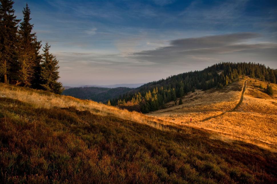 Free Image of Golden hour over mountainous landscape 