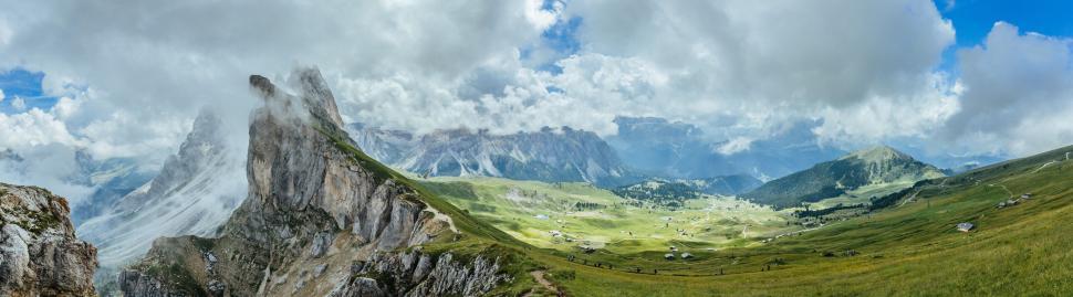 Free Image of Panoramic view of dramatic mountain range 