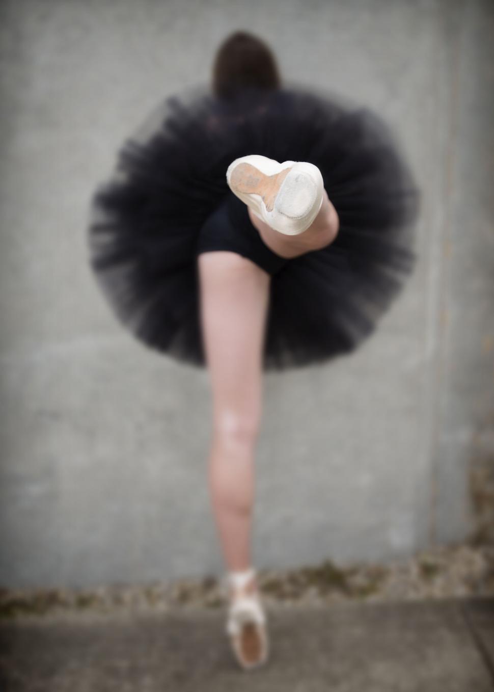 Free Image of Ballerina posing with blurred background 