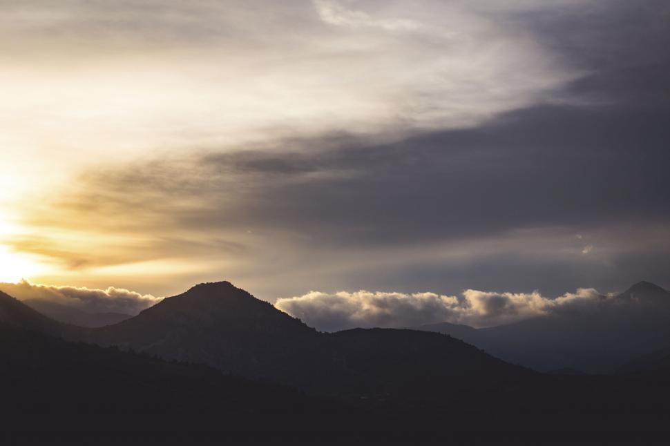 Free Image of Mountain silhouette against evening sky 