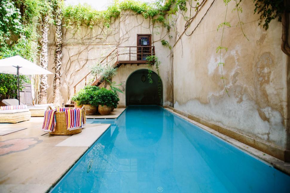 Free Image of Tranquil pool in a courtyard 