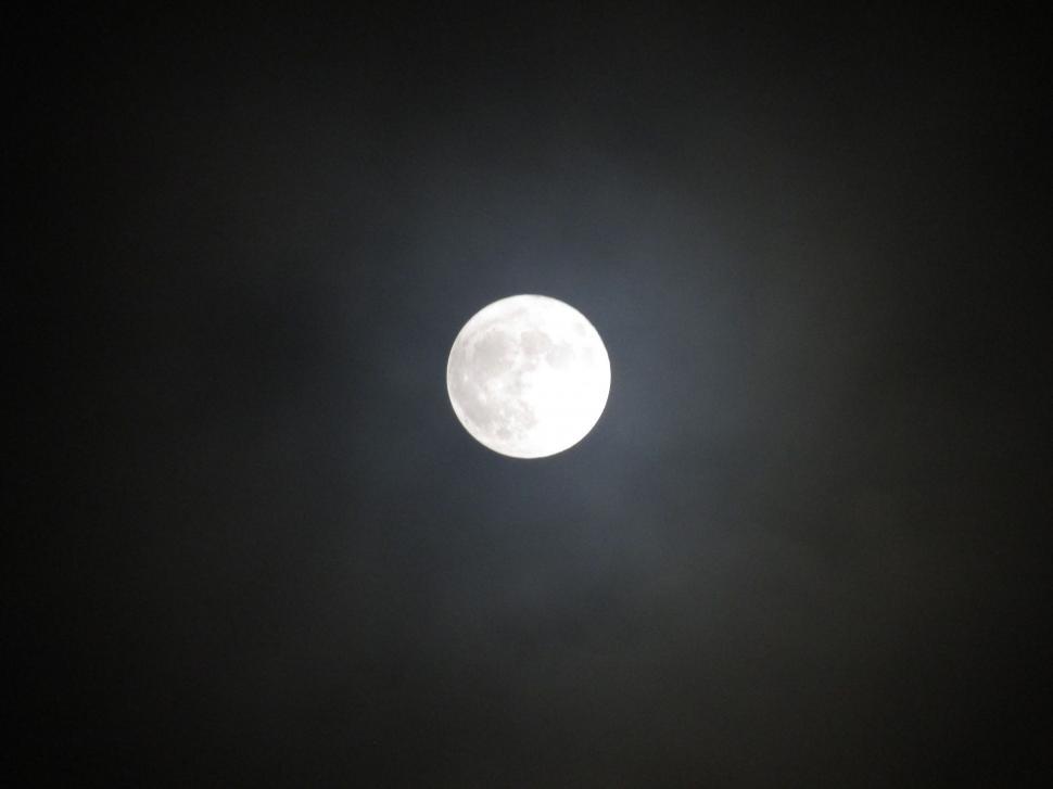 Free Image of Full moon in dark night sky 