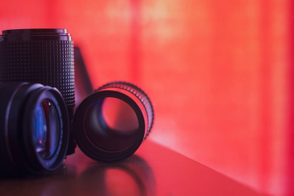 Free Image of Camera lenses with artistic red lighting 