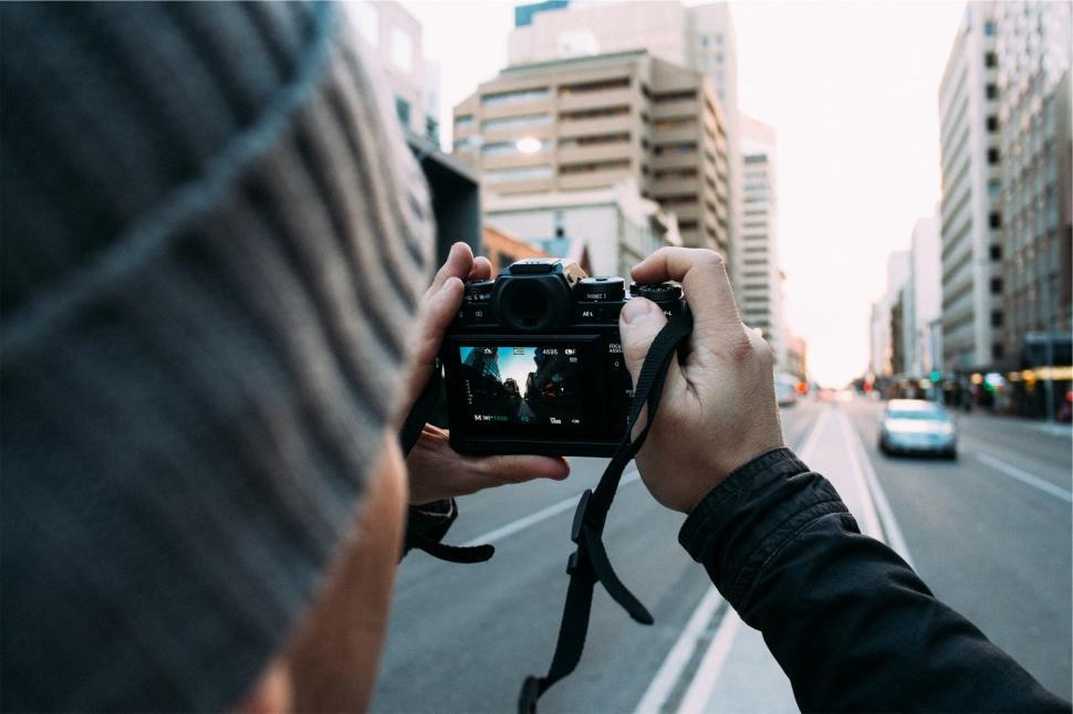 Free Image of Photographer capturing city street scenes 