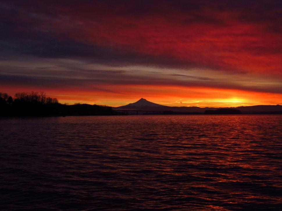 Free Image of Fiery sunset over mountain and water 