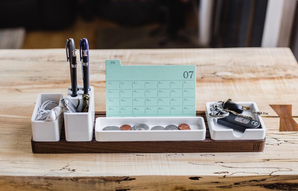 Free Image of Organized desk with stationery and calendar 
