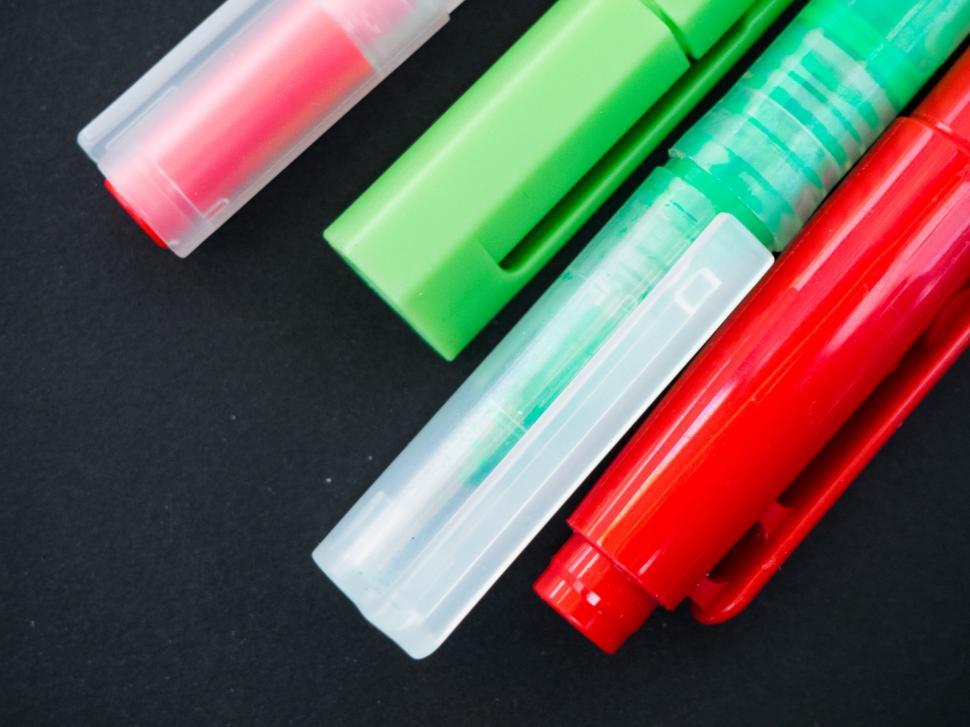Free Image of Red and green markers closeup 