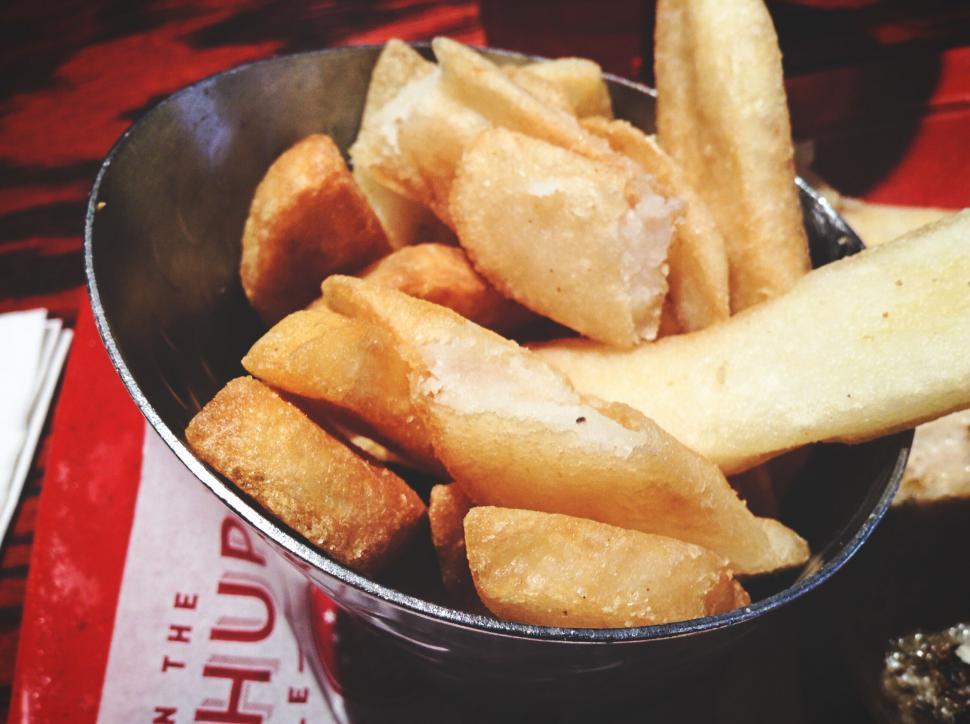 Free Image of Bowl of crispy golden fries on table 