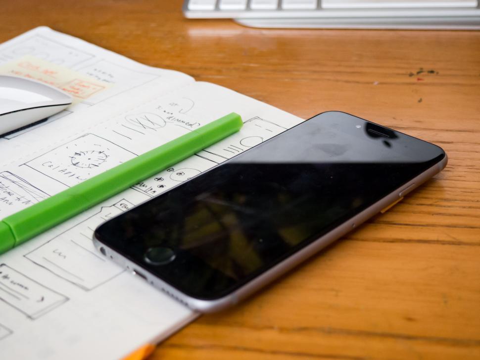 Free Image of Smartphone with notepad and pen on desk 