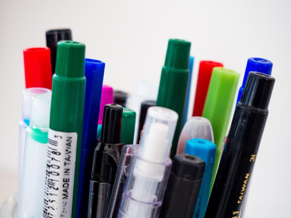 Free Image of Assortment of colorful marker pens 