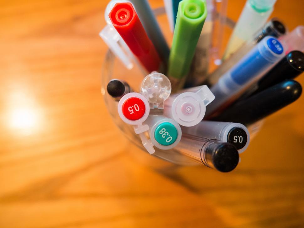 Free Image of Glass container with colorful markers 