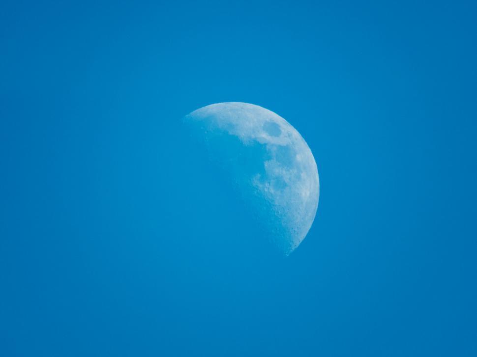 Free Image of Daytime view of the waxing moon in blue sky 