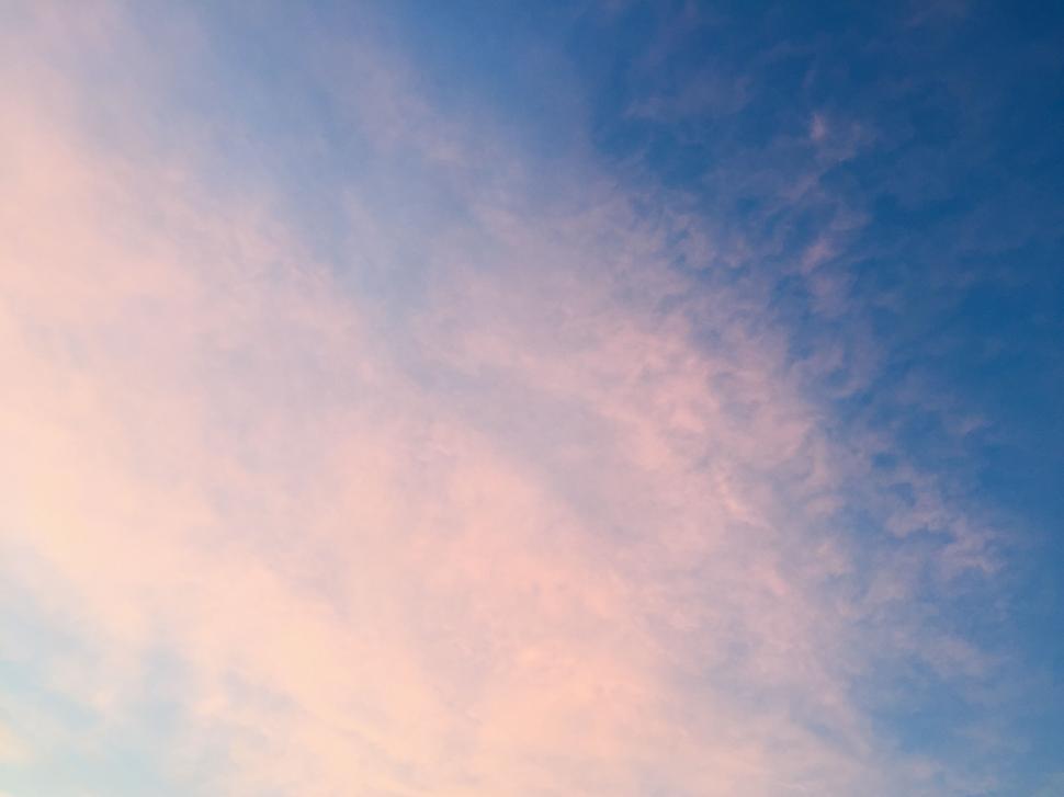 Free Image of Twilight sky with pastel clouds 