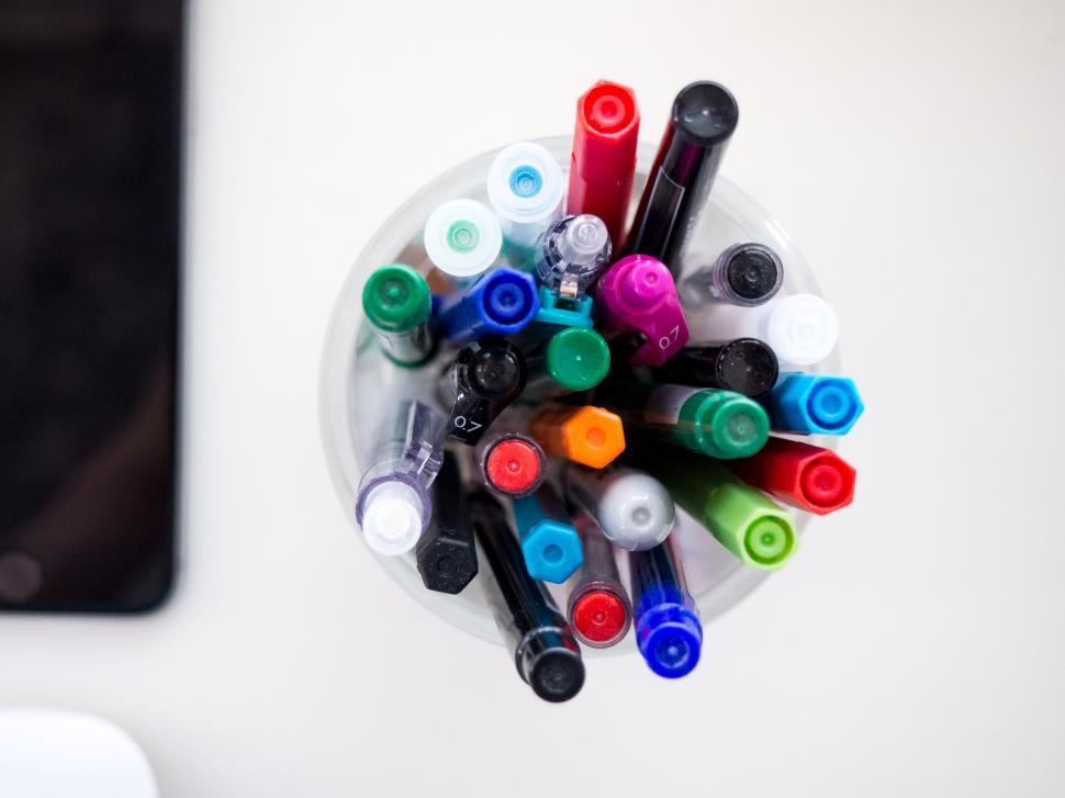 Free Image of Assorted colorful markers in a cup from above 