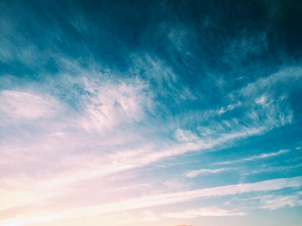 Free Image of Pastel sunset sky with wispy clouds 