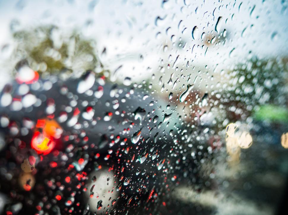 Free Image of Raindrops on car windshield at night 