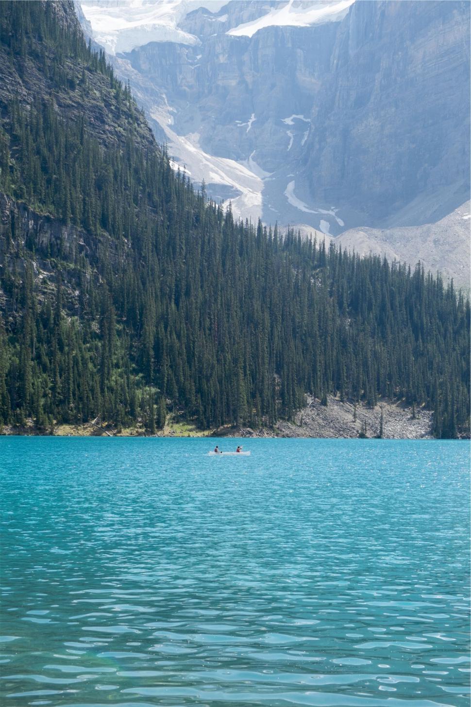 Free Image of Kayakers on a turquoise mountain lake 