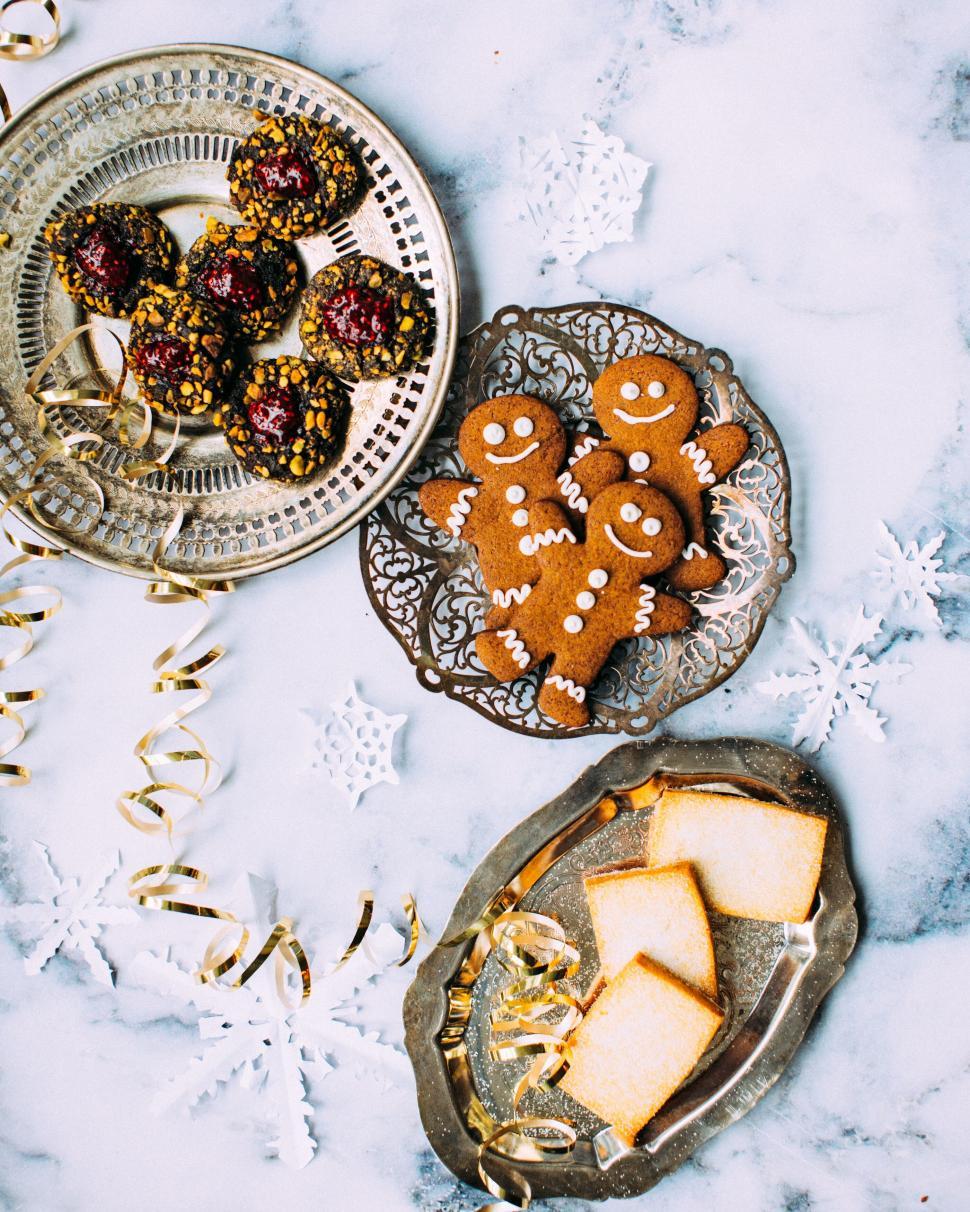 Free Image of Gingerbread and jam cookies on plates 
