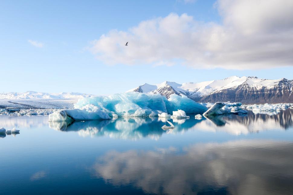 Free Image of Icy landscape with floating glacier 