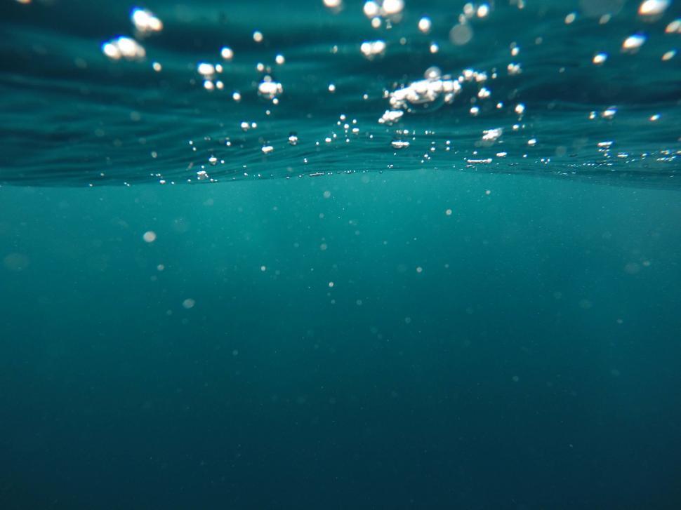 Free Image of Underwater image of blue ocean with bubbles 