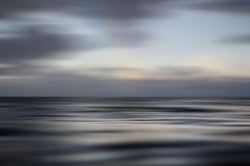 Free Image of Blurred ocean waves with abstract effect 