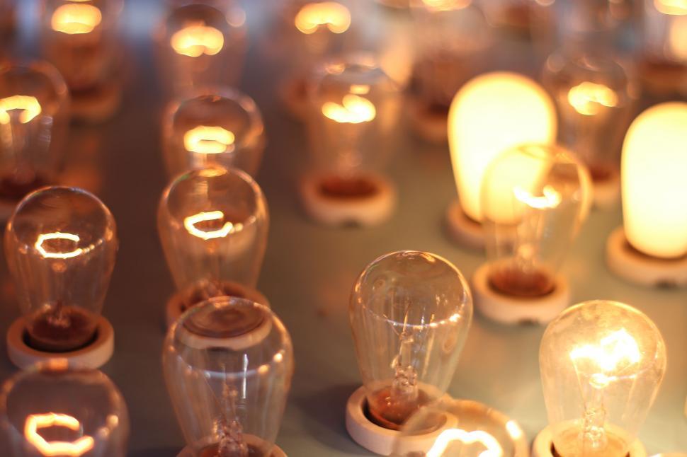 Free Image of Close-up of illuminated vintage light bulbs 
