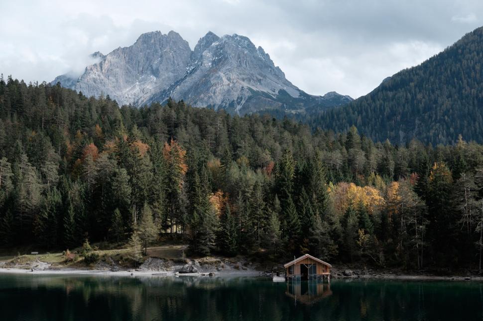 Free Image of Serene mountain lake with cabin 