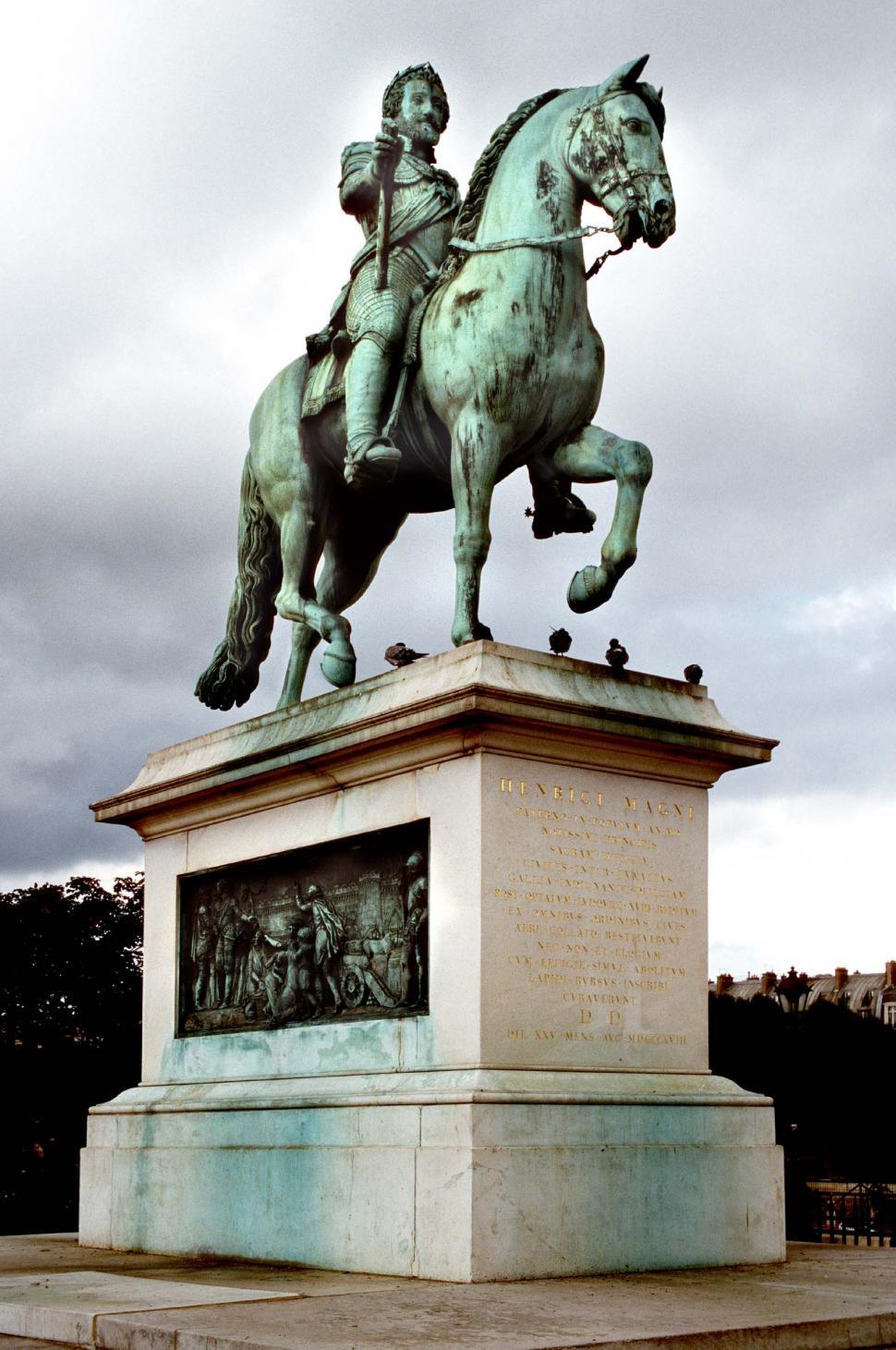 Free Image of Statue of a Man Riding a Horse 