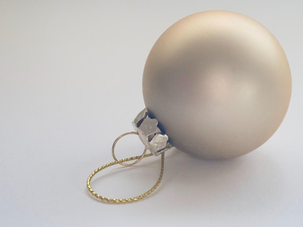 Free Image of Spherical Christmas ornament on plain 