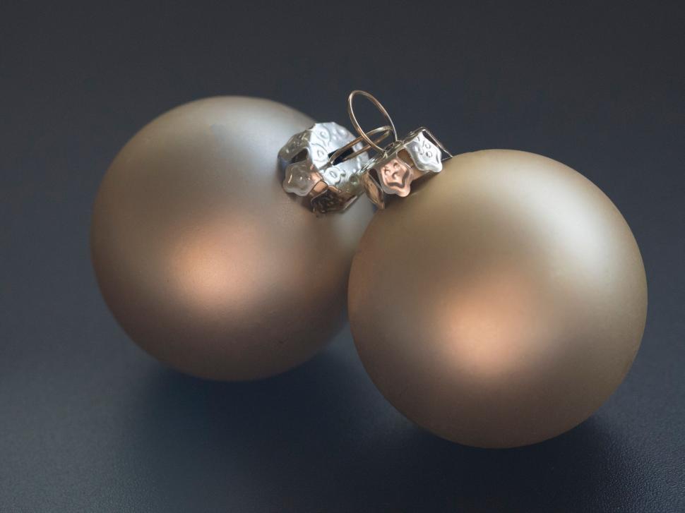 Free Image of Pair of Christmas baubles on dark 