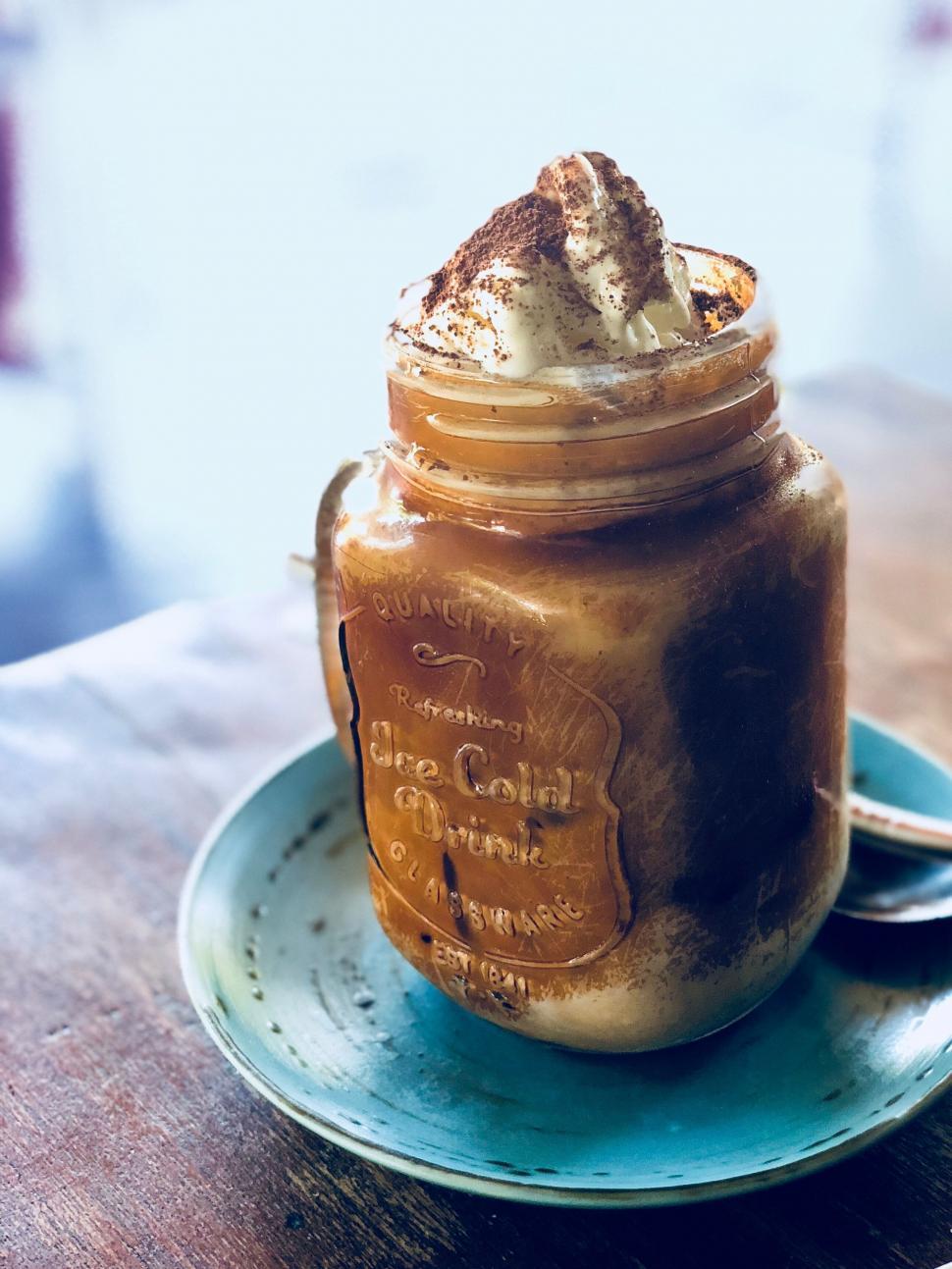 Free Image of Iced coffee in mason jar on blue plate 