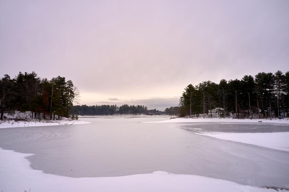 Free Image of Tranquil snowy lake at dusk 
