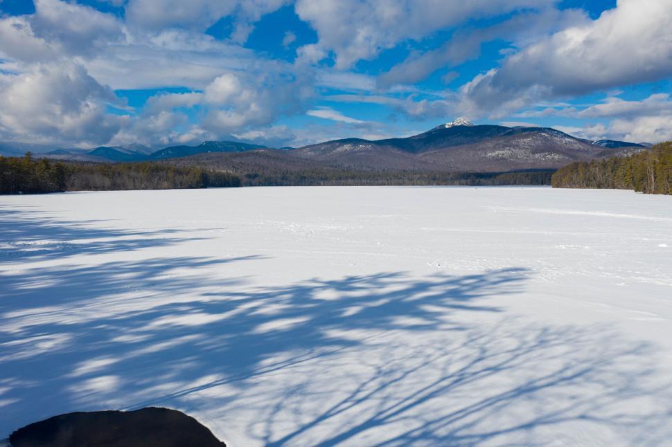 Free Image of Frozen lake with mountain backdrop 