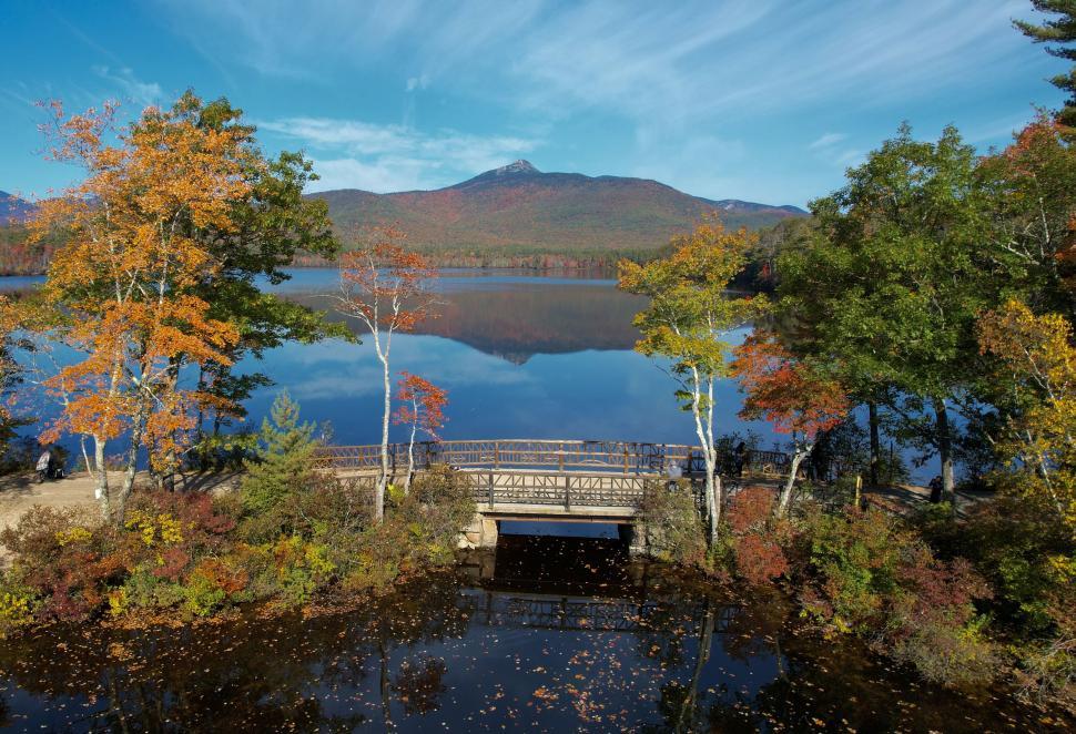 Free Image of Autumn lakeside scene with mountain backdrop 