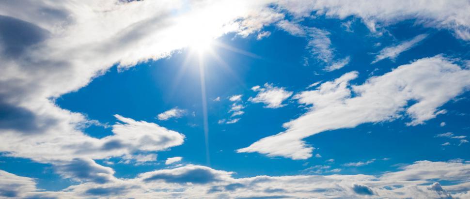 Free Image of Sky with sun and scattered clouds 