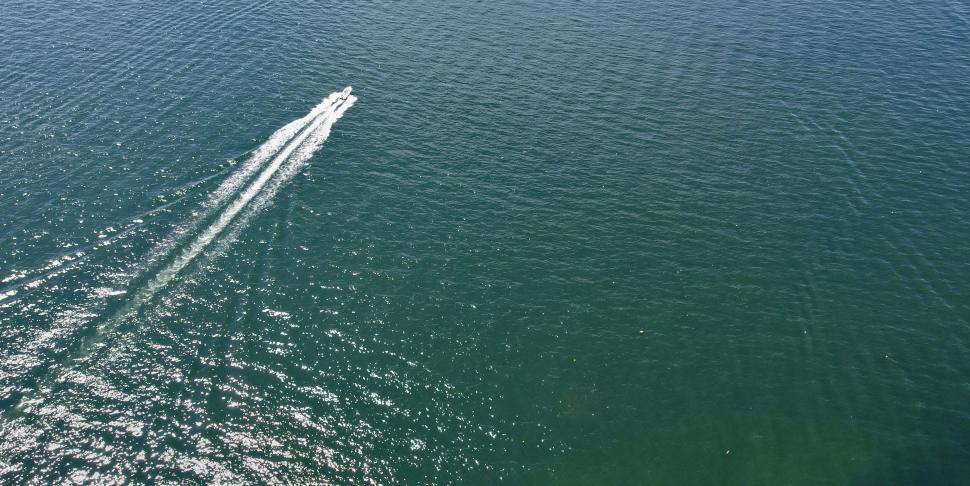 Free Image of Speedboat leaving trail in the sea 