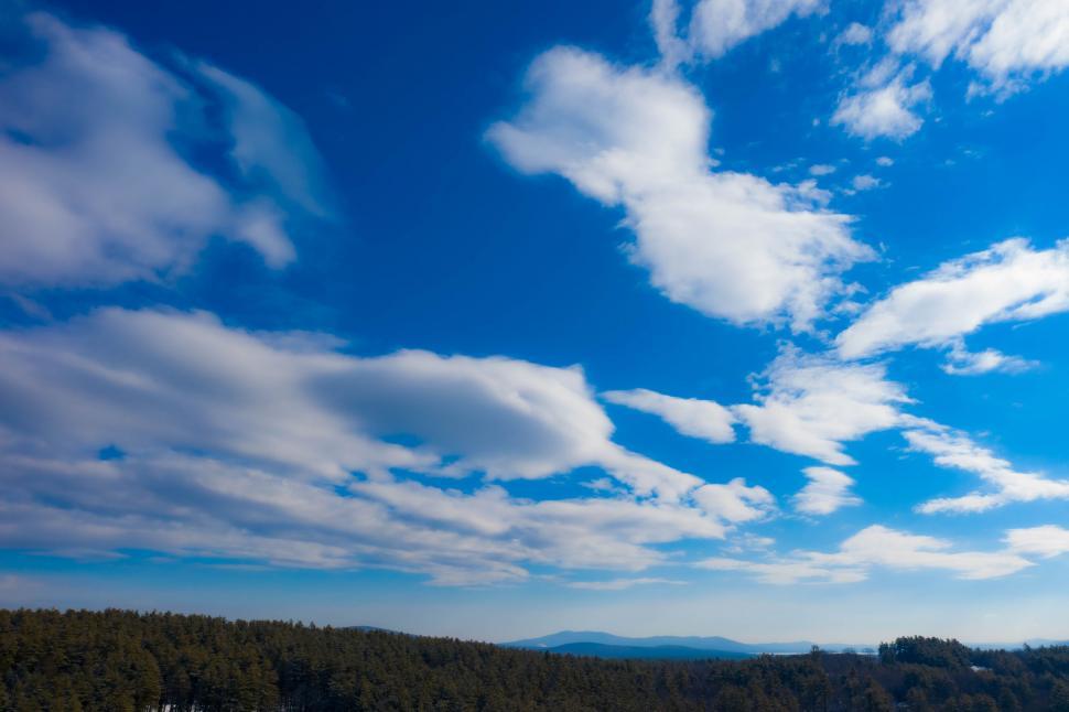 Free Image of Expansive blue sky with white clouds 