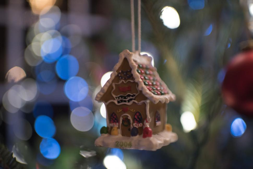 Free Image of Christmas ornament gingerbread house on tree 