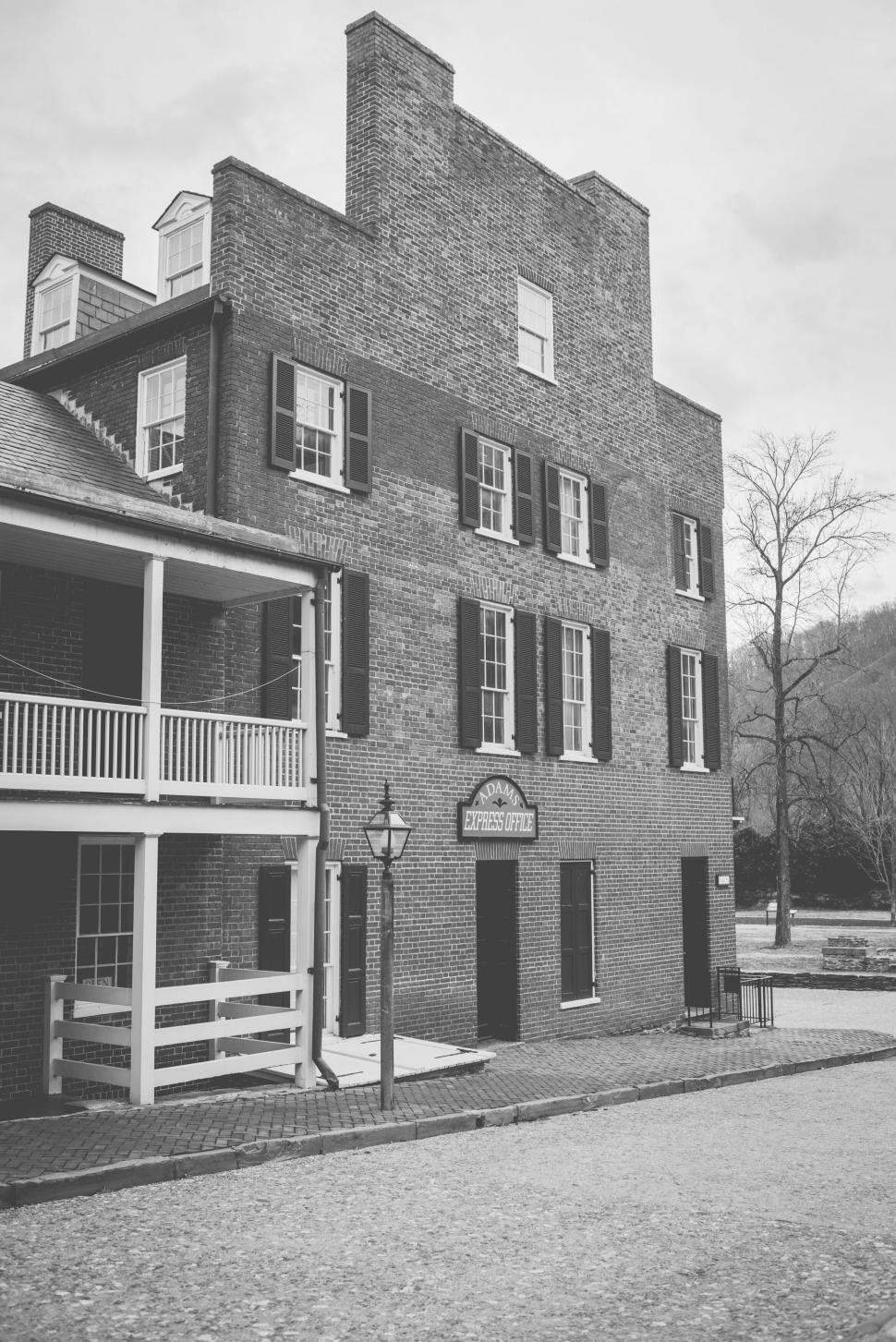 Free Image of Historic building in black and white photography 